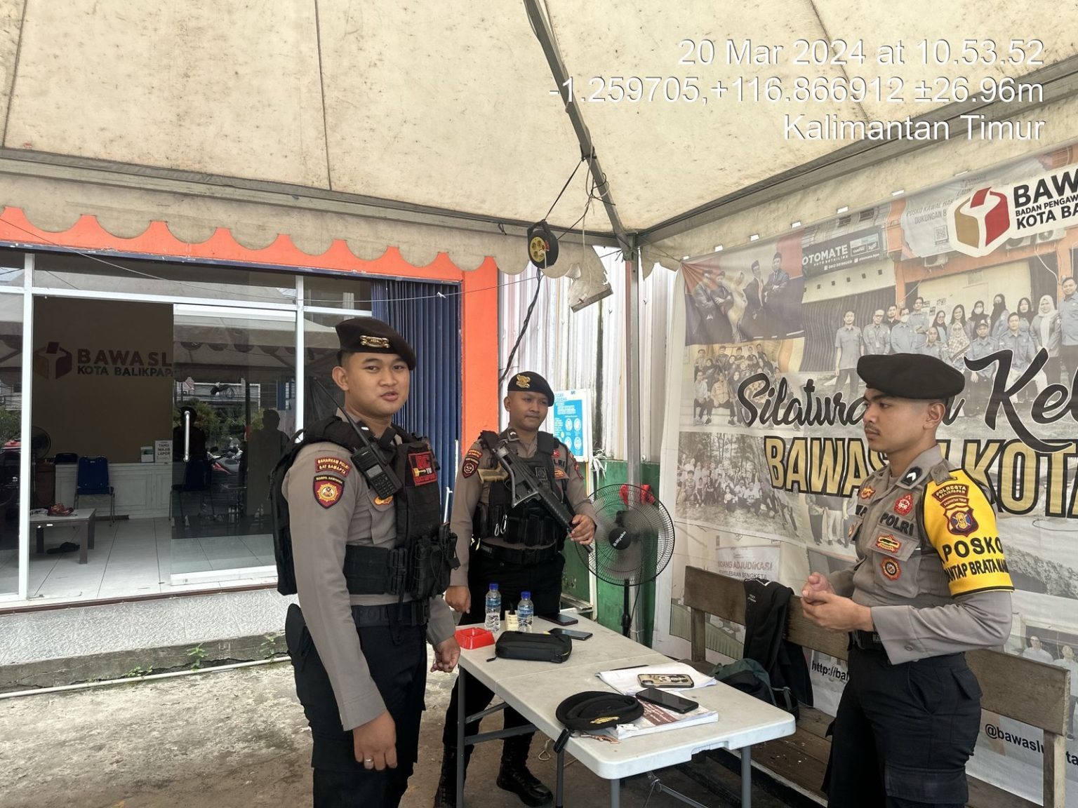 personel satgas omb mahakam 2023 2024 polresta balikpapan lakukan penjagaan kantor bawaslu kota 71664