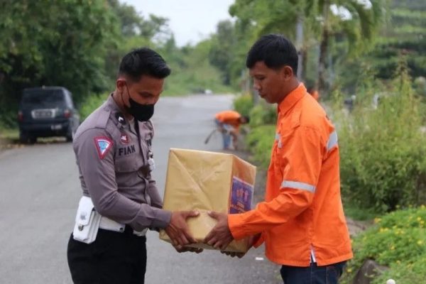 personil pjr ditlantas polda kaltara memberikan bantuan sembako kepada masyarakat 49581