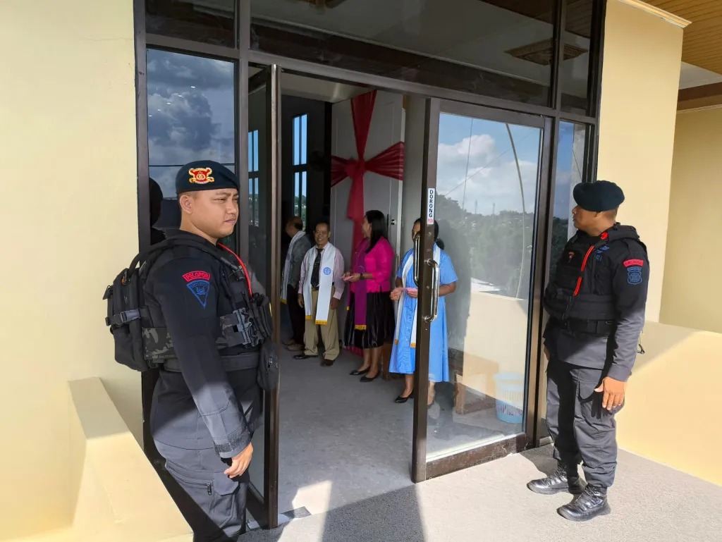 personil sat brimob polda kaltim gelar patroli rutin di sejumlah gereja di balikpapan 82712