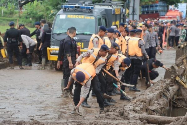 petugas gabungan polda bali diterjunkan bantu evakuasi warga terdampak banjir mendoyo 50673