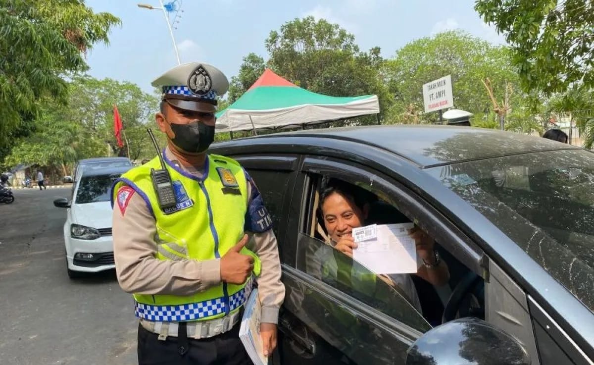 petugas gabungan uji emisi puluhan kendaraan di jakbar 65625