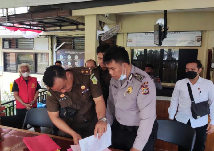 polda bali serahkan kasus korupsi lpd ungasan kepada kejaksan 49134 1