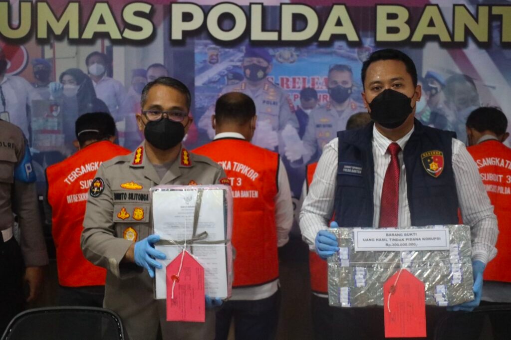 polda banten berhasil amankan 4 tersangka kasus korupsi pengadaan lahan spa sampah di serang 47149