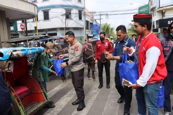 polda jabar bagikan ratusan paket sembako kepada masyarkat terdampak kenaikan harga bbm 49548