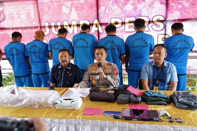 polda jabar berhasil amankan enam tersangka pencuri kain woven di kopo 48462
