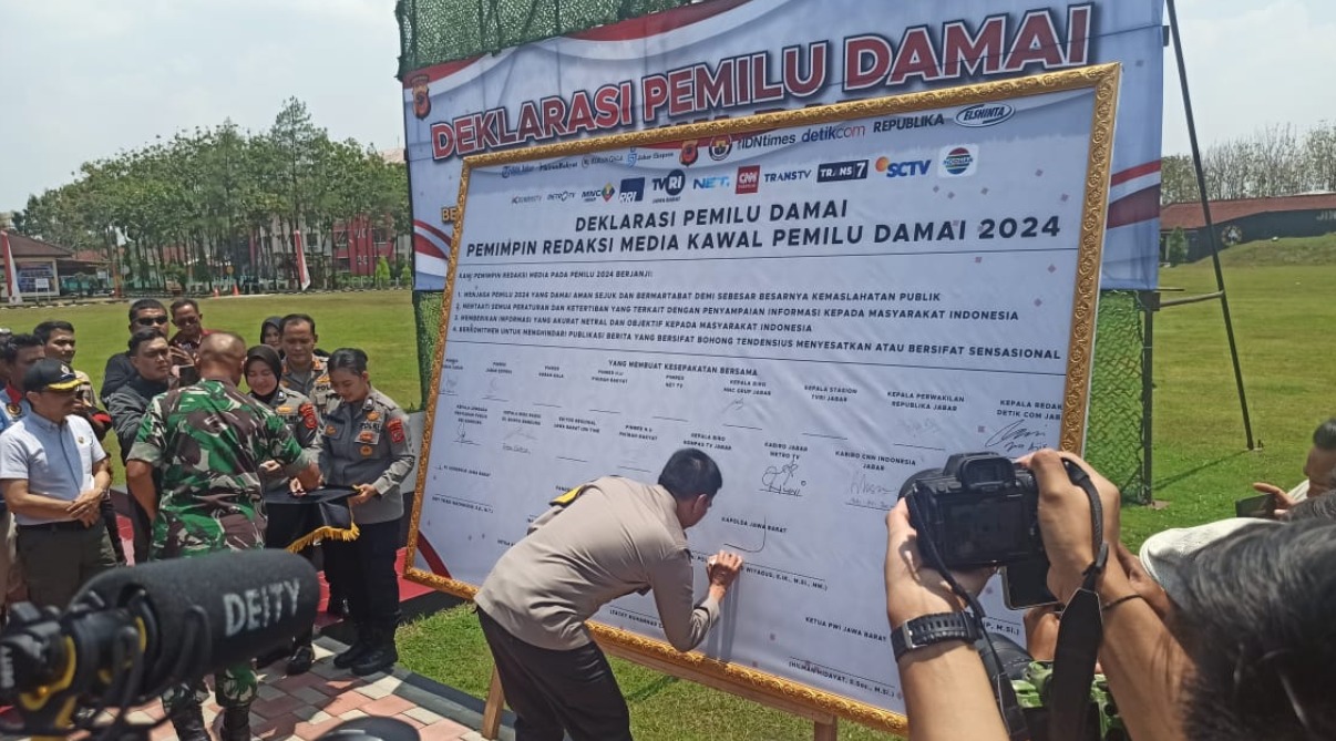 polda jabar dan pimpinan redaksi media wilayah jabar deklarasikan pemilu damai 2024 65599