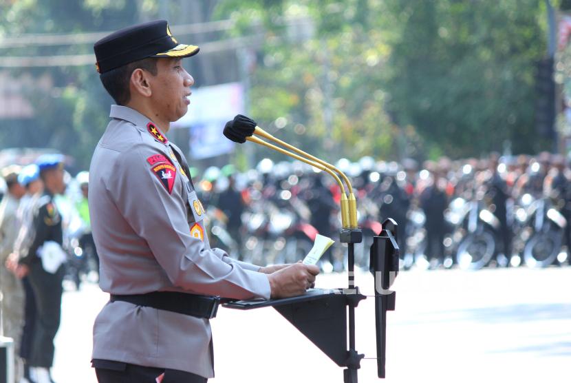 polda jabar gelar pengawalan dan penyaluran logistik pemilu 2024 ke kabupaten kota 66426