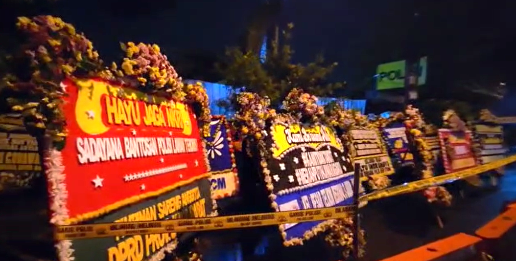 polda jabar pasca ledakan bom bunuh diri polsek astana anyar banjir karangan bunga dari warga bandung 52277 1