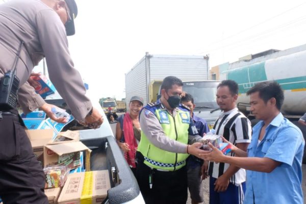 polda jambi bagi makan dan minuman ke warga dan sopir truk di talang duku 49796
