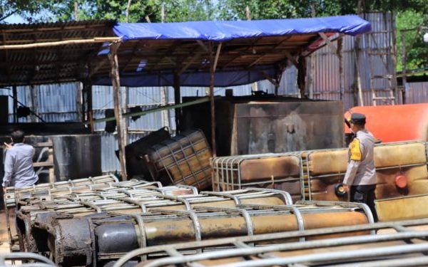 polda jambi melakukan operasi penertiban gudang minyak illegal 49005