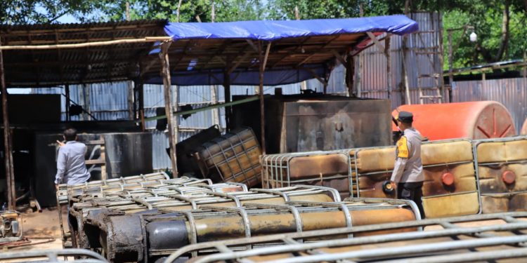 polda jambi melakukan operasi penertiban gudang minyak illegal 49005