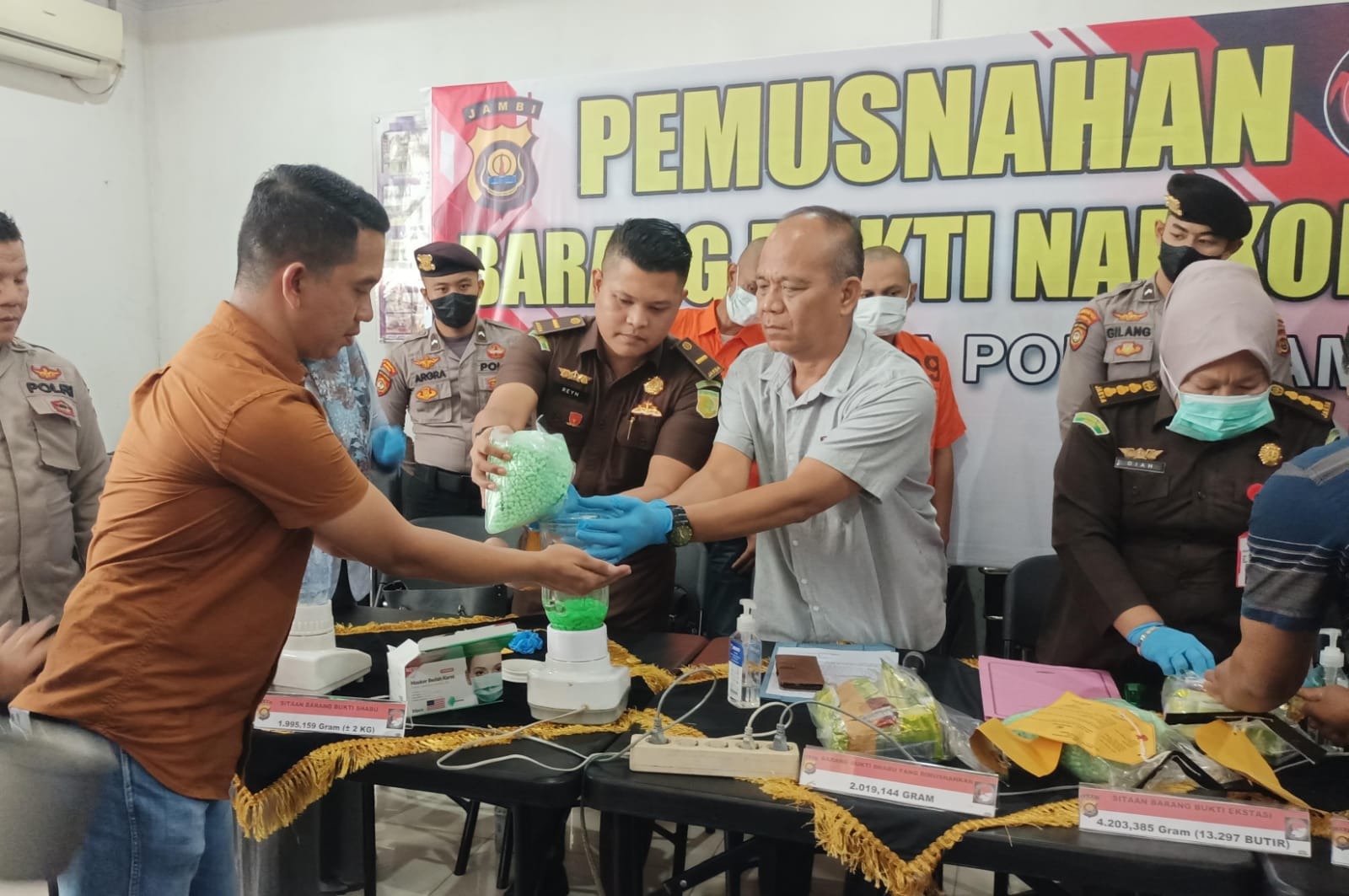 polda jambi musnahkan barang bukti narkoba dan pil ekstasi 67926 1