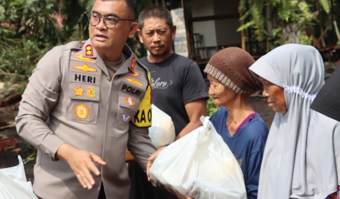 polda jambi salurkan 250 paket sembako di kabupaten tanjung jabung timur 69275