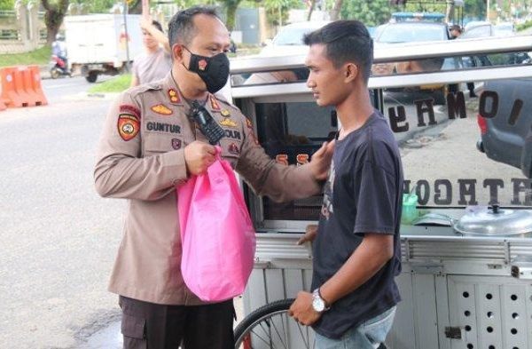 polda jambi sebar 1 087 paket sembako untuk masyarakat terdampak kenaikan bbm 49553
