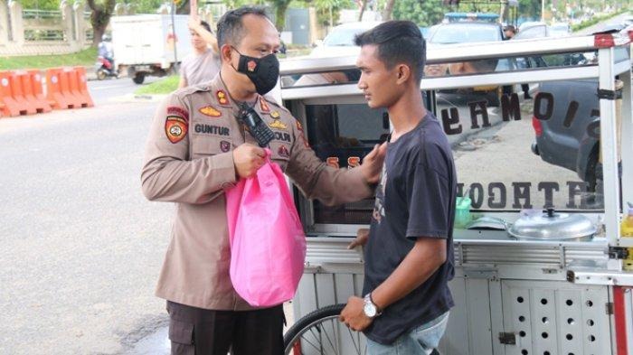 polda jambi sebar 1 087 paket sembako untuk masyarakat terdampak kenaikan bbm 49553