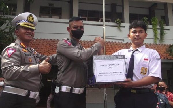 polda jateng apresiasi aksi spontanitas pelajar smp melancarkan arus lalin saat bus terbakar 49385