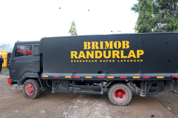 polda jateng dan jatim kirimkan kendaraan dapur lapangan untuk bantu pengungsi erupsi gunung lewotobi 81155