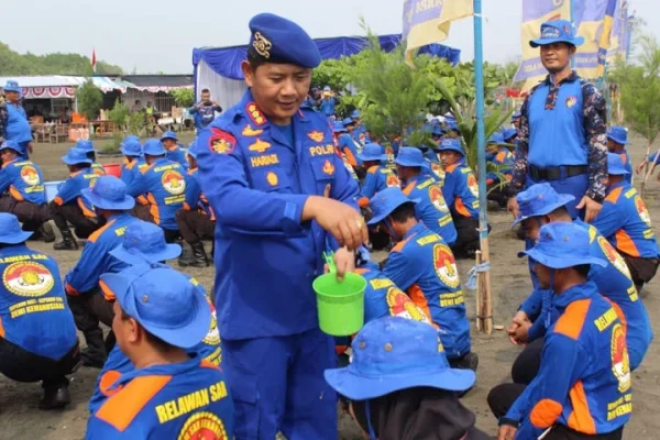 polda jateng kukuhkan 150 relawan sar arnavat di pantai tirang semarang 49429