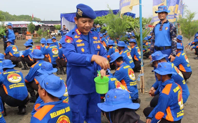 polda jateng kukuhkan 150 relawan sar arnavat di pantai tirang semarang 49429