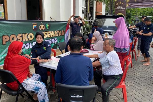 polda jateng periksa kesehatan warga yang terdampak banjir di semarang 71437 1