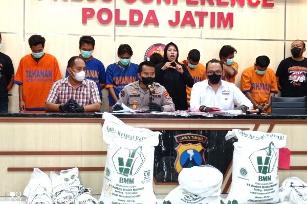polda jatim berhasil amankan tujuh tersangka terkait kasus penggelapan gula rafinasi 49378