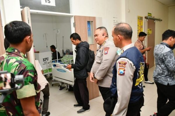 polda jatim beri bantuan kesehatan untuk petugas kpps dan petugas pam pemilu 2024 70226
