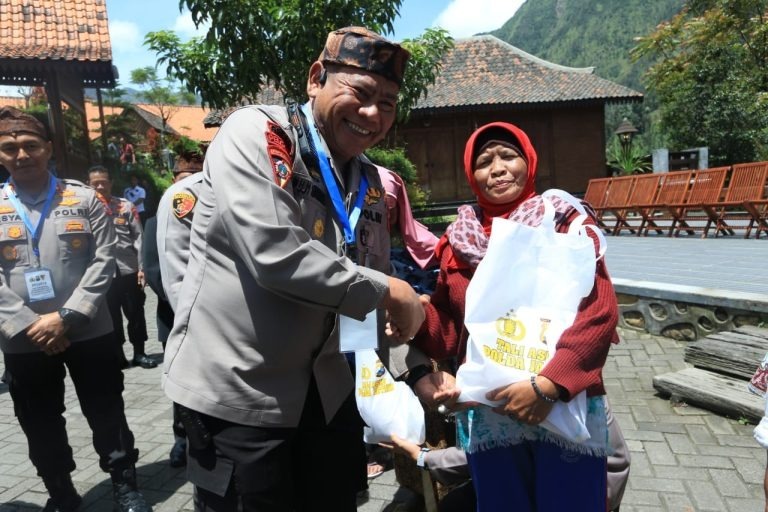 polda jatim berikan bantuan sosial untuk warga suku tengger 52270