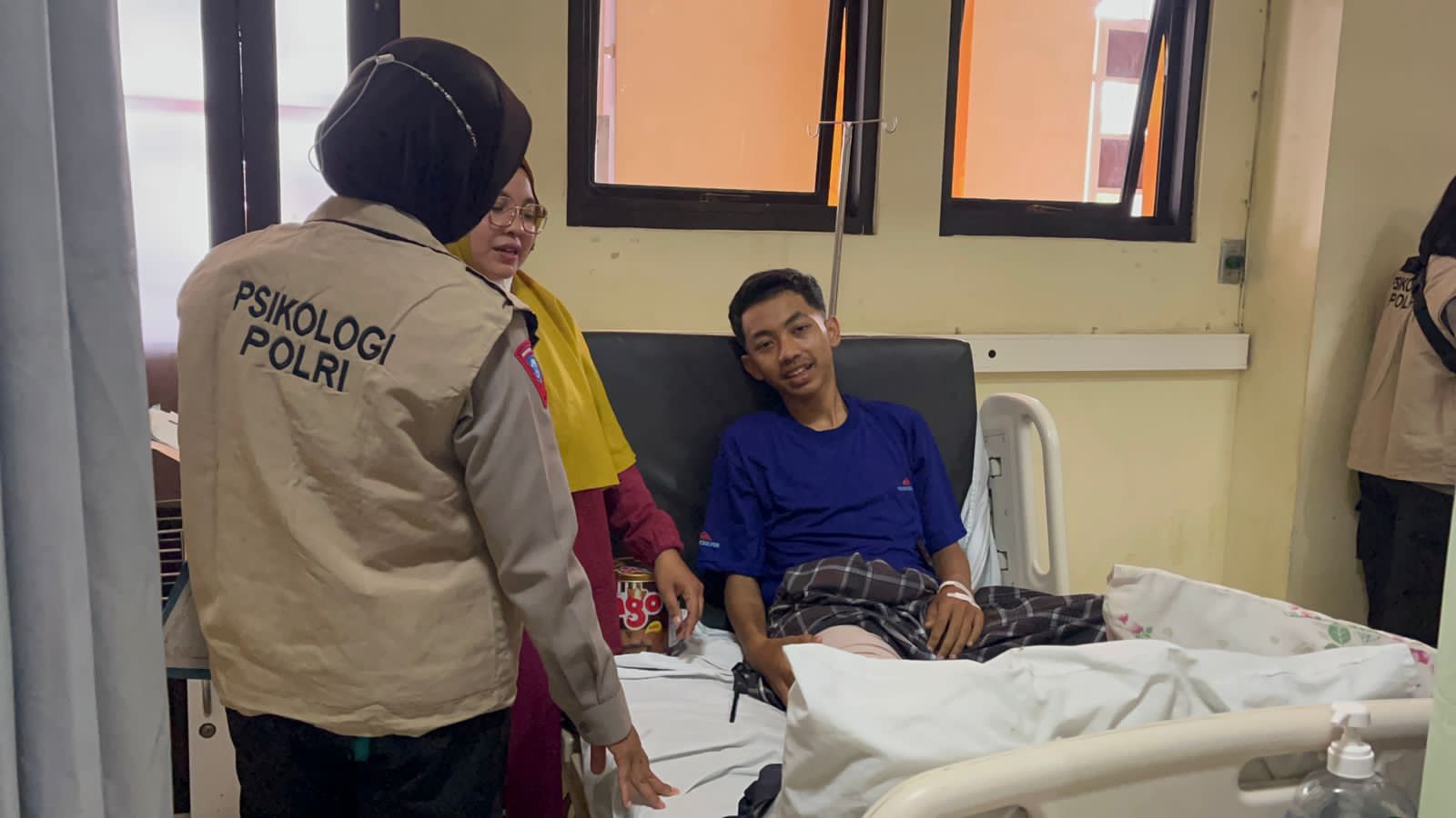 polda jatim berikan penanganan trauma healing korban kanjuruhan 50517