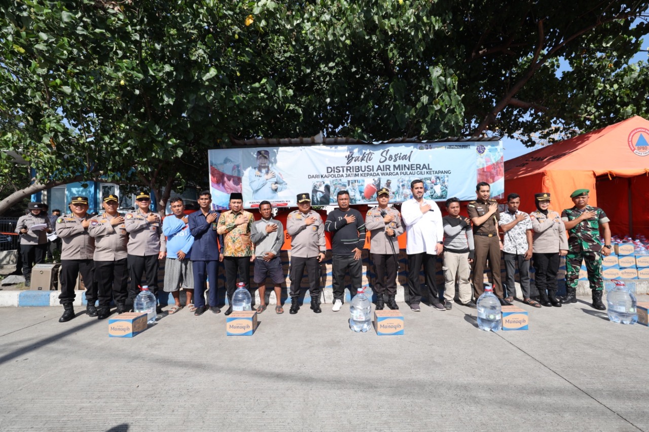 polda jatim salurkan bantuan air minum untuk warga pulau gili ketapang 53238