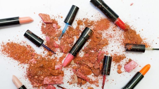 polda jatim tangkap terduga pemalsu kosmetik di surabaya 54027