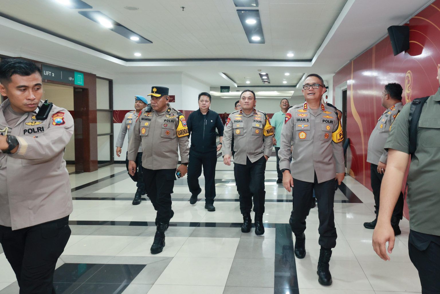 polda jatim terjunkan ribuan personel gabungan guna amankan laga super big match 81697