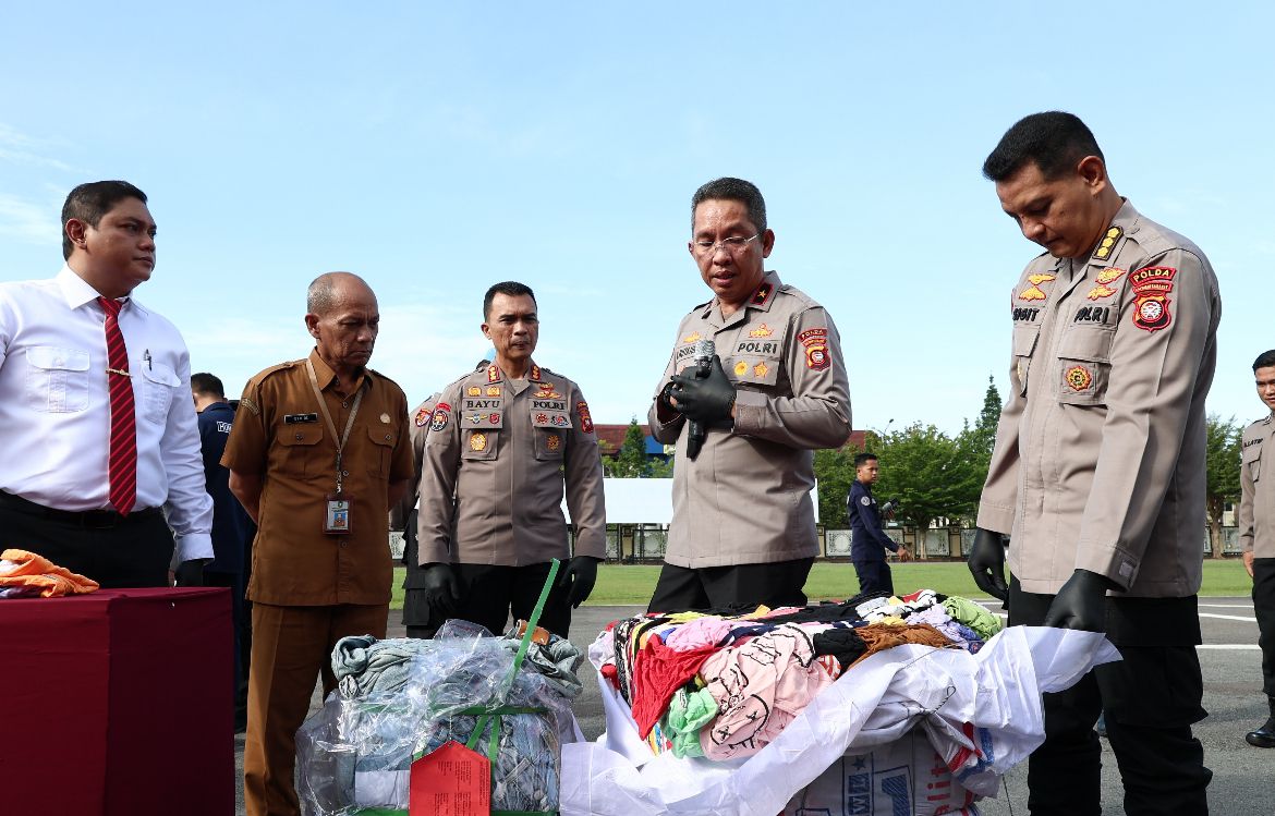 polda kalbar tangkap penyelundup pakaian dari malaysia 83200 1