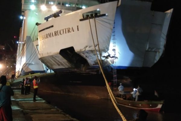 polda kalsel selidiki insiden tubrukan antar kapal yang tumpahkan batu bara ke laut 54494