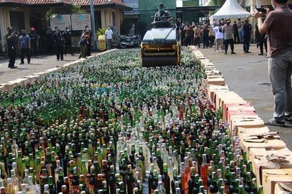 polda kaltara lakukan pemusnahan 961 botol miras dan tahan tiga tersangka 72969