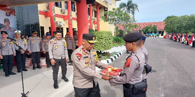 polda kalteng salurkan 1 000 paket sembako kepada korban banjir 69330