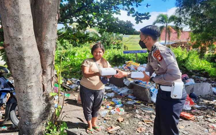 polda kalteng salurkan 750 paket makanan siap saji dampak kenaikan bbm 49567