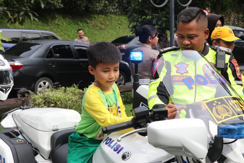 polda kaltim berikan sosialisasi dan edukasi untuk siswa sd patra dharma 1 balikpapan terkait alat alat kepolisian 83054