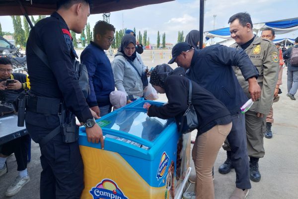 polda lampung bagikan makanan dan minuman bagi pemudik 72599