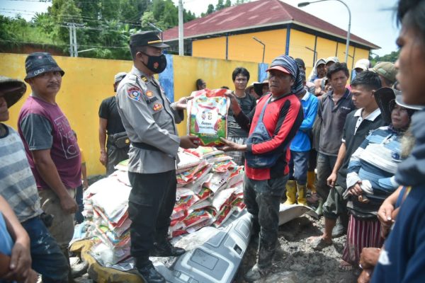 polda lampung melaksanakan pembagian bansos kepada masyarakat dampak kenaikan bbm 49735