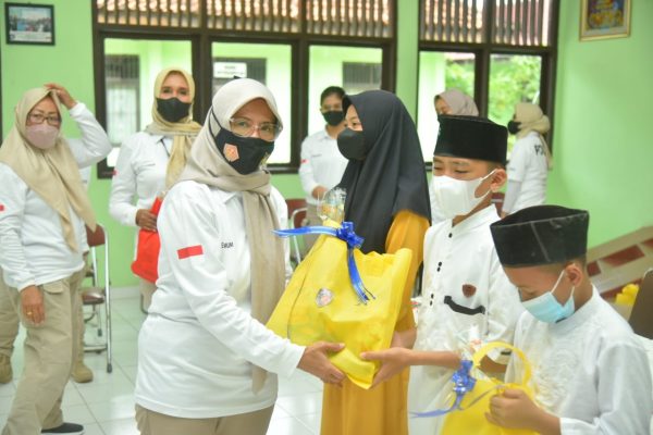 polda lampung memberikan bantuan pada panti asuhan budi asih dalam rangka menyambut hari anak nasional tahun 2022 48487 1