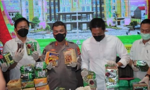 polda lampung tangkap 35 kg sabu dan 5000 butir happy five di kemasan kotak kue 49931