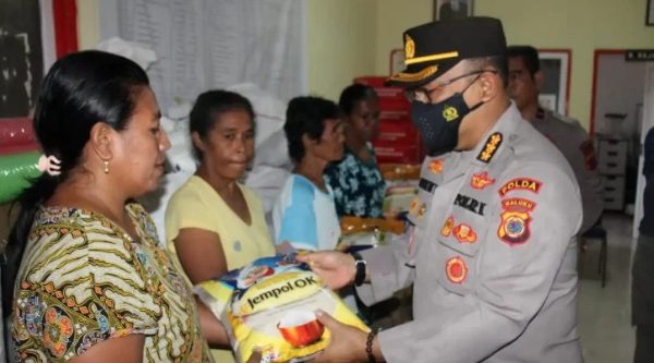 polda maluku salurkan bansos kepada korban banjir di pulau haruku 48800