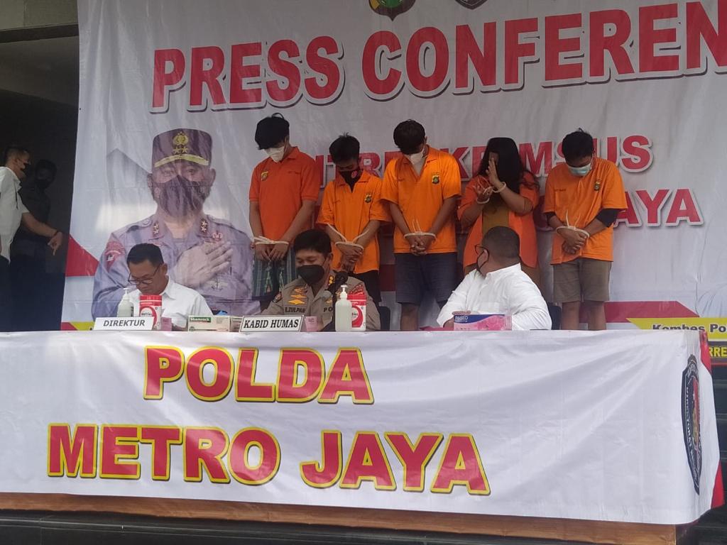 polda metro jaya berhasil amankan lima pengelola dan 43 aplikasi pinjaman online ilegal 47586