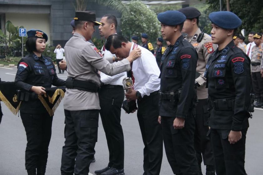 polda metro jaya beri penghargaan ke personel berprestasi dalam kejuaraan kapolri cup 2023 61516