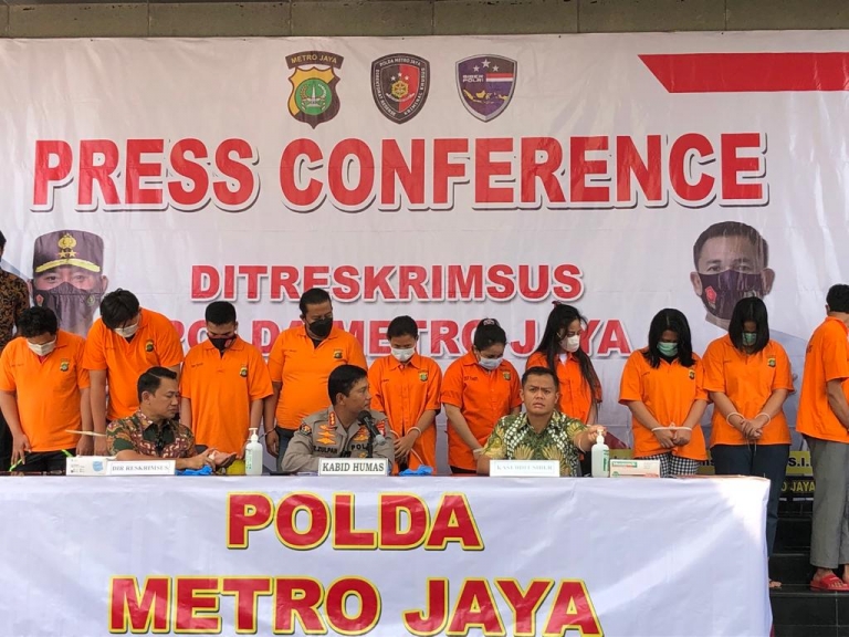 polda metro jaya bongkar kasus pinjol ilegal dan 11 orang jadi tersangka 47083