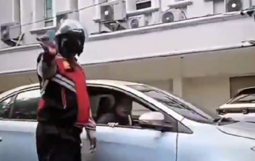 polda metro jaya buru pelaku polisi gadungan yang tilang mobil di jakpus 48685