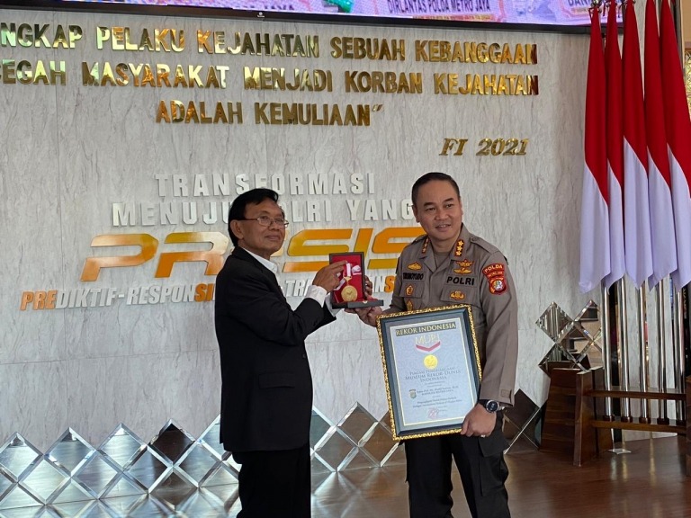 polda metro jaya dan polres metro jakbar menerima penghargaan muri 56230