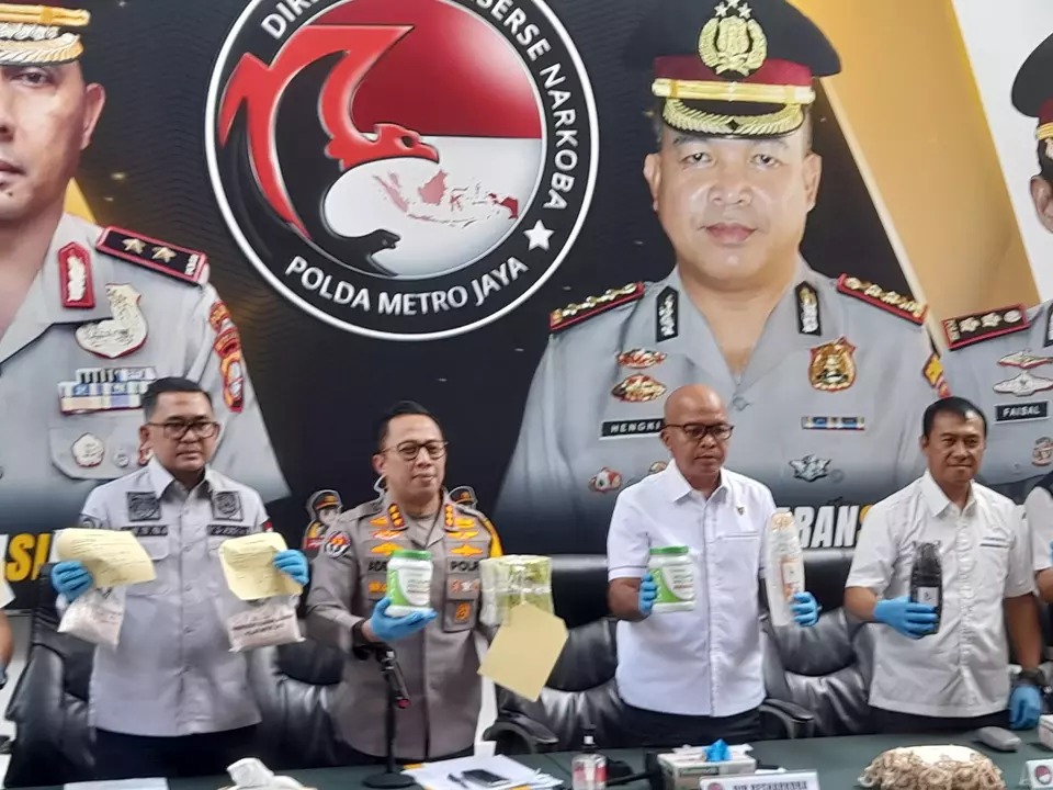 polda metro jaya gagalkan penyelundupan kokain cair di dalam botol sampo 71804