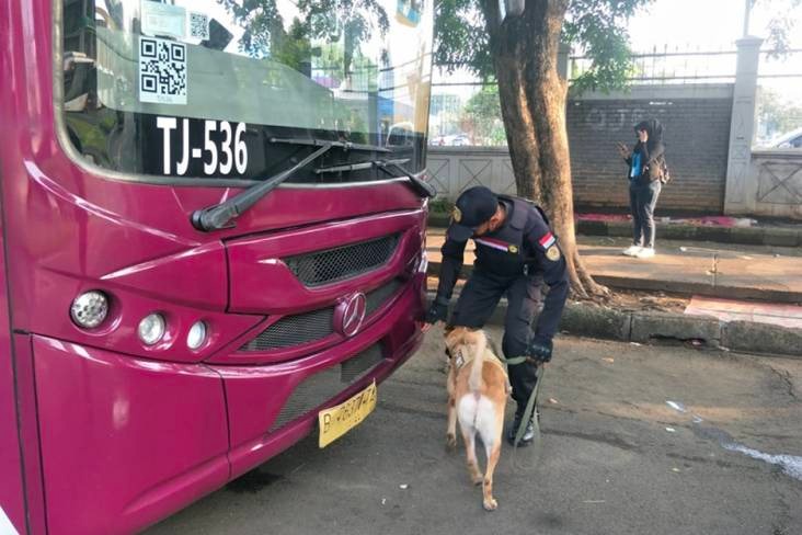 polda metro jaya kerahkan anjing pelacak periksa bus pengangukut penonton balap formula e 47266 1
