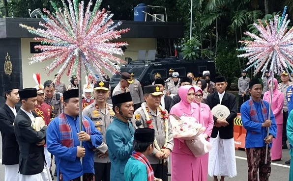polda metro jaya sambut kapolda baru dengan tradisi palang pintu ala betawi 56329